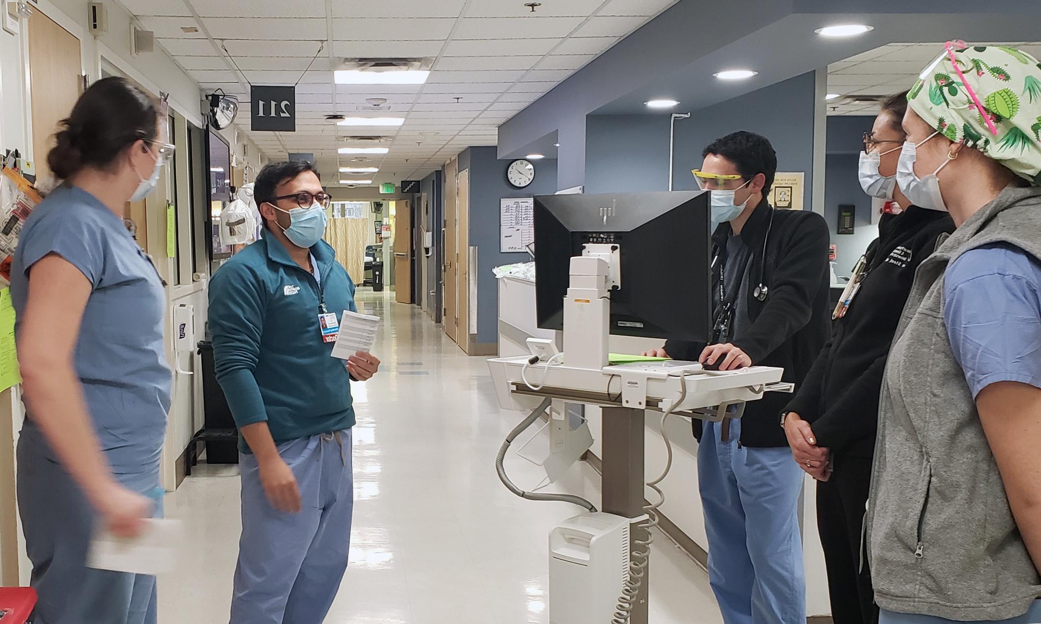 杰·布拉姆哈特的画像.D. 在医院里和住院医生交谈