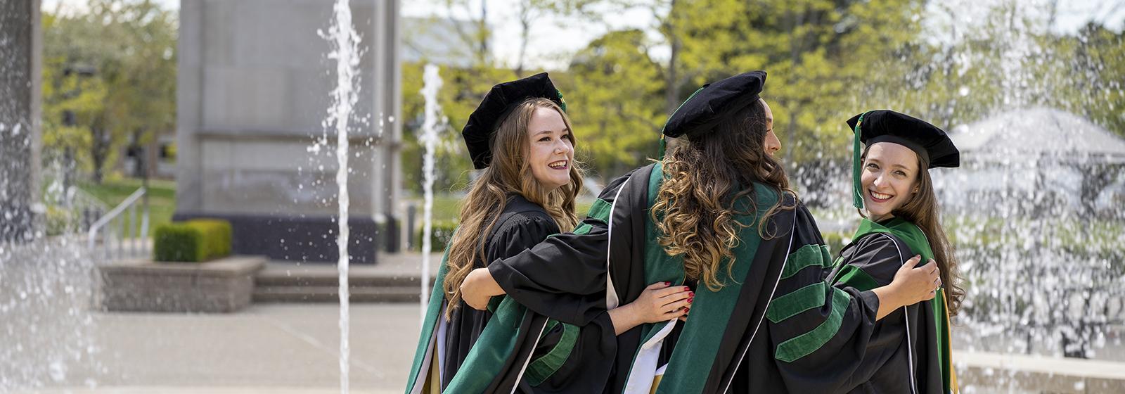 公开大学学生庆祝毕业的照片